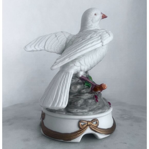 Vtg Porcelain White Dove Musical Figurine Plays "Feelings" Gold Ribbon Holly - Picture 4 of 12